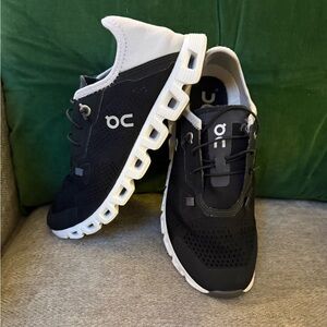 On Running Cloud 5 Sneakers in Black with white soles– Women’s size 8.